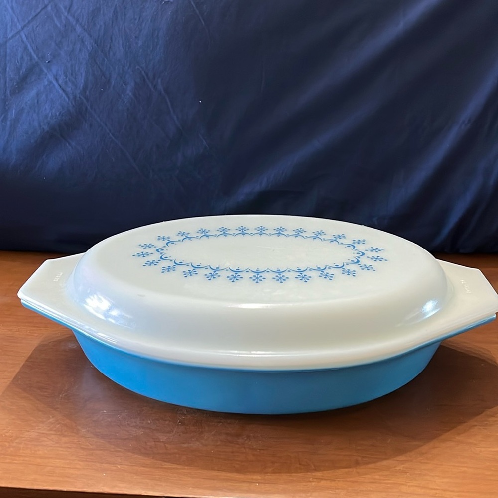 PYREX Blue Garland Snowflake 1 QT Divided Casserole Dish With Matching Lid